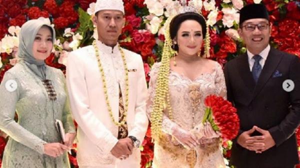 Prabowo dan Ridwan Kamil6 Menteri Pertahanan (Menhan) Prabowo Subianto dan Gubernur Jawa Barat (Jabar) Ridwan Kamil menjadi saksi pernikahan putri Ketua DPRD Jabar Taufik Hidayat, Sabtu (8/2/2020). (Foto: Instagram Ridwan Kamil)