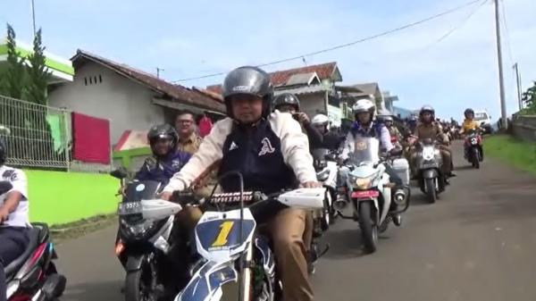 Bupati Bandung Barang Aa Umbara Bupati Bandung Barang Aa Umbara pakai motor, Senin (10/2/2020) (Foto:iNews/Yuwono)