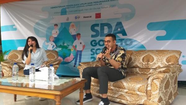 Goes To School 2 Petugas damkar Kota Medan saat memadamkan kebakaran dua bangunan kios warung di Jalan Seksama Ujung, Selasa (11/2/2020). (Foto: iNews / Ahmad Ridwan Nasution)