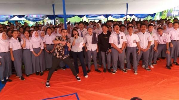 Goes To School Dis Kepala SMAN 6 Jakarta Helmi Rosana (kiri) dan Kepala Subbagian Hukum dan Komunikasi Publik Ditjen SDA Citra Fara Agnestasia di acara SDA Goes to School, Selasa (11/2/2020). (Foto: iNews.id/Yudhistiro Pranoto).