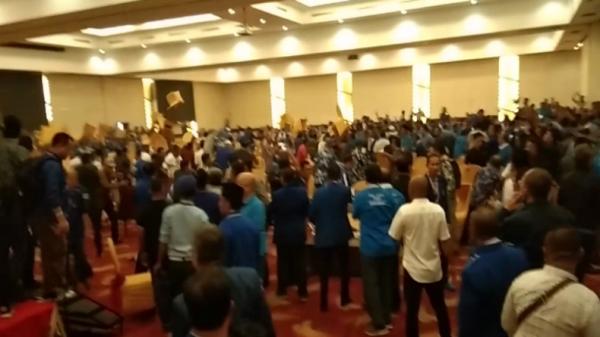 Suasana saat terjadi kericuhan di Kongres V PAN di Hotel Clarion Kota Kendari, Provinsi Sulawesi Tenggara (Sultra), Selasa (11/2/2020). (Foto: Antara)