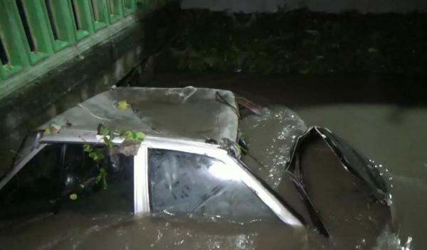 Mobil terendam banjir, Selasa (11/2/2020) (Foto:iNews/Deni Irwansyah)
