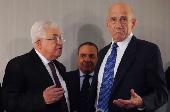 abbas olmert 5 Mahmoud Abbas (kiri) menggelar jumpa pers bersama Ehud Olmert di New York (Foto: AFP)