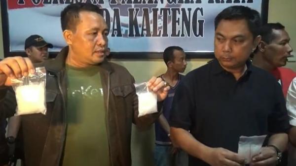 Barang bukti narkoba jenis sabu ditunjukan oleh Kapolresta Palangkaraya Kombes Pol Dwi Tunggal Jaladri (Ade Sata/iNews)