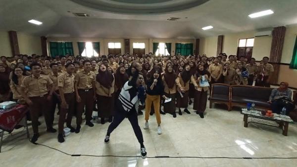 Goes To School 2