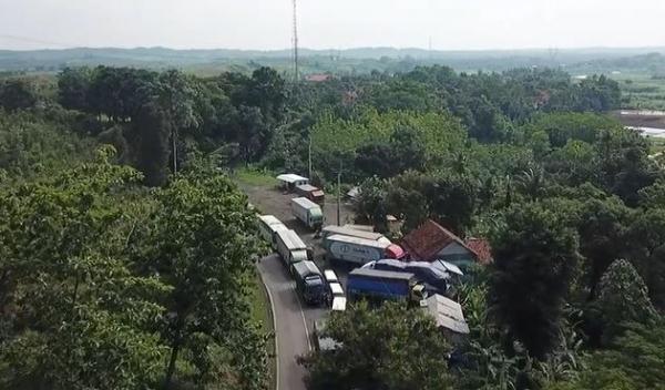 Macet di Jalan Cireki Sumedang Macet di Jalan Cireki Sumedang, Rabu (12/2/2020) (Foto:iNews/Beben Hva)