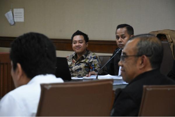 Terdakwa asisten mantan Menteri Pemuda dan Olahraga Imam Nahrawi, Miftahul Ulum (kedua kiri) mendengarkan kesaksian dari Sesmenpora Gatot S. Dewa Broto (kanan) di Pengadilan Tipikor, Jakarta, Kamis (13/2/2020). (Foto: Antara)