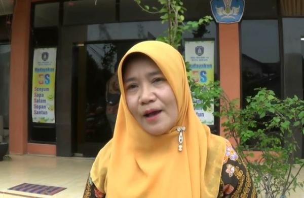 Humas SMA Negeri 12 Bekasi Irnatiqoh, Kamis (13/2/2020) (Foto:iNews/Rahmat Hidayat)