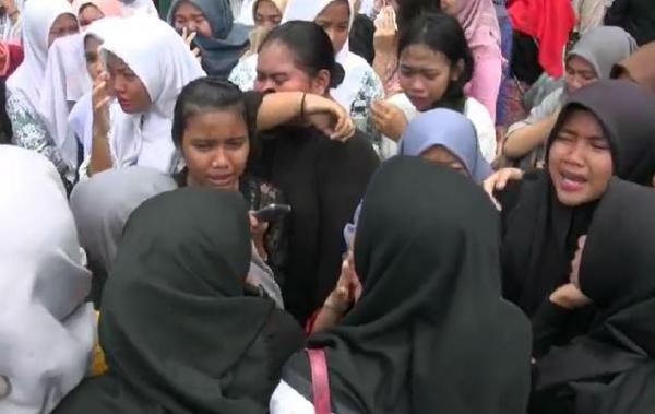 Siswi SMA N 12 Bekasi menangis Siswi SMA N 12 Bekasi menangis, Kamis (13/2/2020) (Foto:iNews/Rahmat Hidayat)