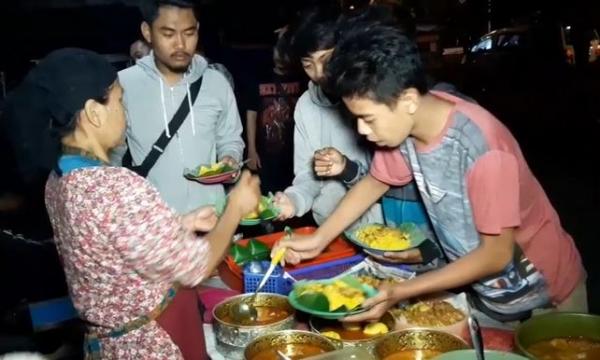 Anak muda makan Wudung Gengster Anak muda makan Wudung Gengster di Cianjur, Sabtu (15/2/2020) (Foto:iNews/Andi Ichsyan)