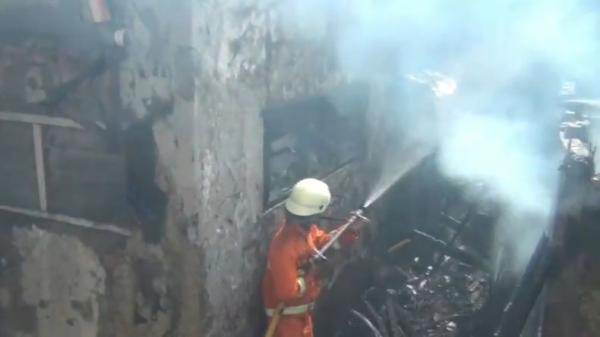Kebakaran jakbar Kebakaran di kawasan Mangga Besar, Jakarta Barat menghanguskan puluhan rumah kontrakan dan bangunan sekolah, Sabtu (15/2/2020). (Foto: iNews/ Miftahul Ghani).