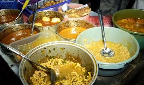 Lauk pauk nasi uduk Lauk pauk nasi uduk, Sabtu (15/2/2020) (Foto:iNews/Andi)