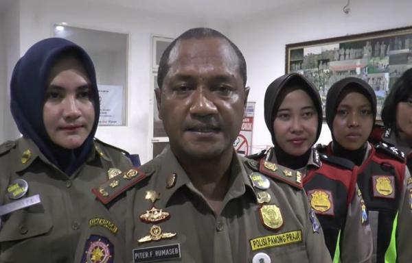 Satpol PP Surabaya Kabid Ketertiban Umum dan Ketentraman Masyarakat Satpol PP Piter F Rumaseb