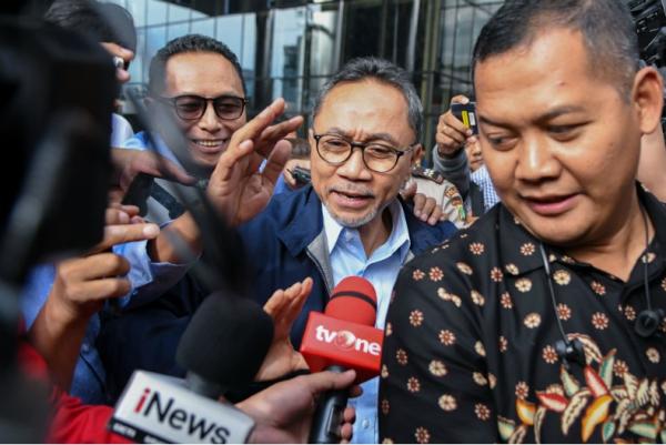 Ketua Umum PAN Zulkifli Hasan usai diperiksa KPK, Jumat (14/2/2020). (Foto: Antara)