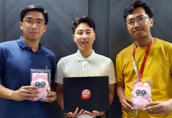 17 ChatAja CEO ChatAja Reza Akhmad Gandara (kiri) bersama Joseph Lee (tengah), founder & CEO Mojitok selaku penyedia sticker di aplikasi ChatAja dari Korea. (Foto: ChatAja)