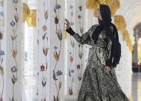 Ivanka2 Ivanka Trump saat memandang bangunan Sheikh Zayed Grand Mosque, Dubai. (FOTO: doc. Instagram)