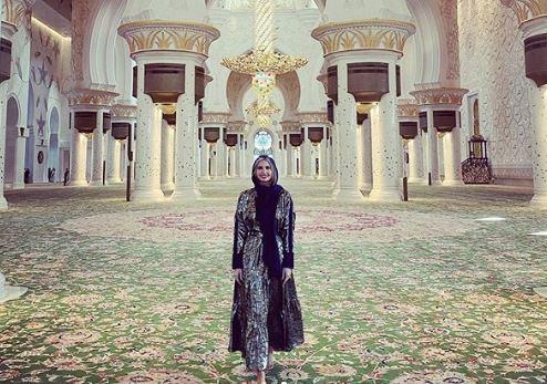 ivanka3 Ivanka Trump berpose di dalam bangunan Sheikh Zayed Grand Mosque, Dubai. (FOTO: doc. Instagram)