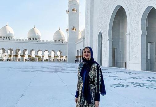 ivanka4 Saat berkunjung ke Sheikh Zayed Grand Mosque, Dubai, Ivanka Trump mengenakan kerudung dan dress panjang. (FOTO: doc. Instagram)