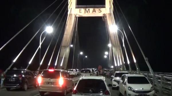 Jembatan Emas  Kota Pangkalpinang yang menerapkan sistem buka tutup. (Foto: iNews/Haryanto)