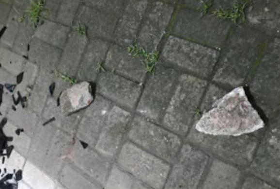 Batu yang digunakan untuk melempar Batu yang digunakan untuk melempar, Selasa (18/2/2020) (Foto: istimewa)
