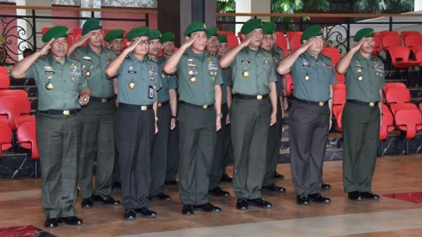 TNI AD Kepala Staf Angkatan Darat (KSAD) Jenderal TNI Andika Perkasa menerima laporan korps kenaikan pangkat Mayjen TNI Kasim Genawi dan 16 Perwira Tinggi (Pati) TNI AD lainnya. (Foto: Istimewa).