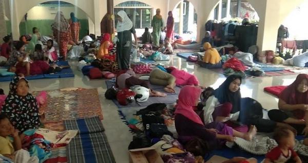 20 Banjir Pklng2 Ratusan warga Kota Pekalongan mengungsi di musala akibat rumah mereka terendam banjir. (Foto: iNews/Suryono)