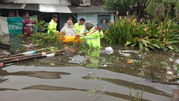 Evakuasi nenek Mariyah 2 Mariyah warga Tirto, RT 4 RW 01, Kecamatan Tirto, Kota Pekalongan dievakuasi petugas, Kamis (20/2/2020). (Foto: Istimewa)