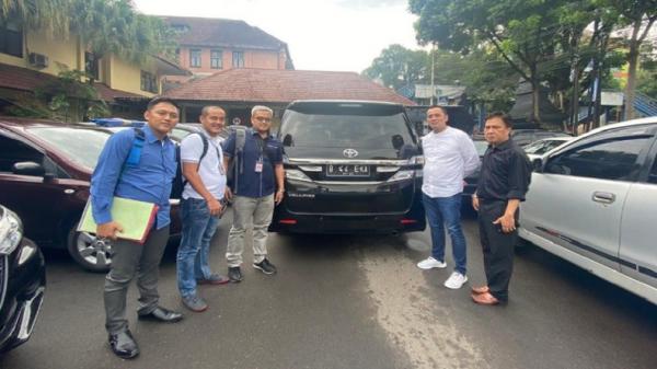 Penyidik Dittipidum Bareskrim Polri menyita mobil Audi milik tersangka penipu putri Arab Saudi di Malang, Jawa Timur, Kamis (20/2/2020). (Foto: Bareskrim Polri).