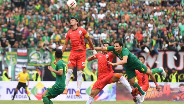 Persebaya vs Persija Striker Persebaya Mahmod Eid (kanan) berebut bola dengan pesepakbola Persija Maman A Rahman (kedua kiri) dalam final Piala Gubernur Jawa Timur di Gelora Delta, Sidoarjo, Jawa Timur, Kamis (20/2/2020).
