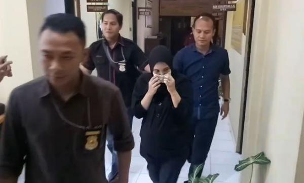 Tersangka BJM hamil 8,5 bulan Tersangka BJM hamil 8,5 bulan diperiksa di Polres Cianjur, Kamis (20/2/2020) (Foto: iNews/Andi)