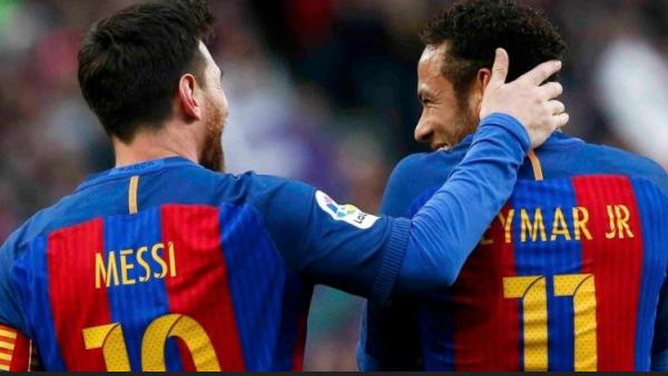 Kapten Barcelona Lionel Messi (kiri) bercanda dengan Neymar Jr beberapa tahun lalu. (Foto: orangefootballclub.com)