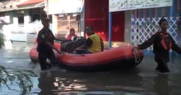 23 Banjir Bekasi1 Petugas BPBD Bekasi mengevakuasi korban banjir di perumahan elit. (Foto: iNews/Rahmat Hidayat)