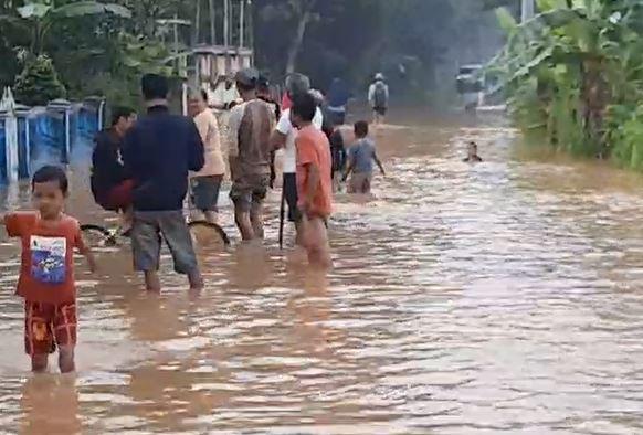 Banjir rendam jalan di Tasikmalaya Banjir rendam jalan di Tasikmalaya, Minggu (23/2/2020) (Foto: iNews/Asep Juhariyono)