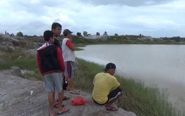 Warga menonton buaya Warga menonton buaya, Minggu (23/2/2020) (Foto: iNews/Endang)