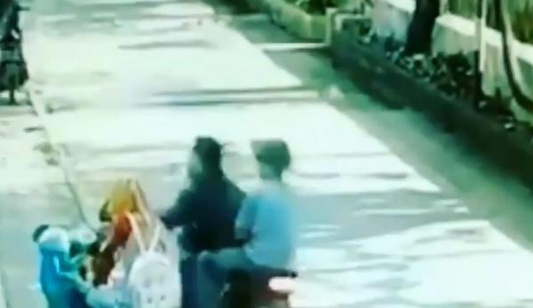 Jambret di Depok Terekam Kamera CCTV Jambret di Depok Terekam Kamera CCTV (Foto: iNews/Istimewa)