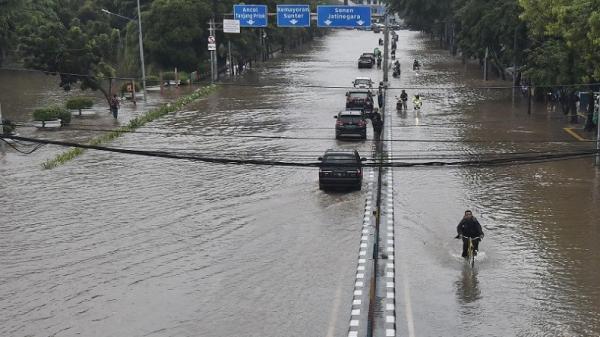 Banjir Jakarta di Pasar Baru Pengendara melintasi banjir yang menggenangi Jalan Dr Sutomo di kawasan Pasar Baru, Jakarta Pusat, Selasa (25/2/2020). (Foto: Antara/Fanny Octavianus)