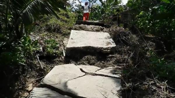 Jalan rusak karena pergerakan tanah di Desa Majatengah, Banjarmangu, Banjarnegara, Jawa Tengah (Jateng). (Foto: iNews/Elis Novit)