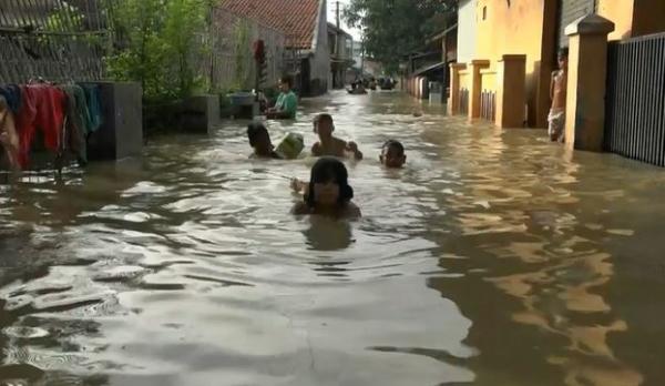 Anak-anak bermain air di genangan di Subang, Rabu (26/2/2020) (Foto: iNews/Yudy Heryawan Juanda)