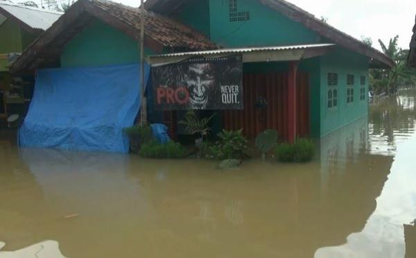 Banjir rendam rumah di Karawang Banjir rendam rumah di Karawang, Rabu (26/2/2020) (Foto: iNews/Fachrudin)