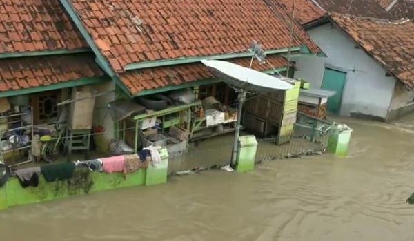 Banjir rendam rumah di Subang, Rabu (26/2/2020) (Foto: iNews/Yudy Heryawan Juanda)