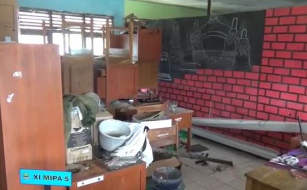 Kondisi sekolah yang roboh akibat hujan Kondisi sekolah yang roboh akibat hujan, Selasa (26/2/2020) (Foto: iNews/Wildan Hidayat)