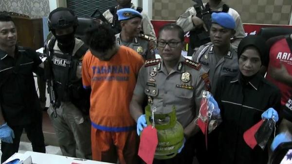 Kapolresta Sidoarjo Kombes Pol Sumardji menunjukkan barang bukti dan tersangka pembunuhan ibu mertua, Totok Dwi Supriyanto (25), di Mapolresta Sidoarjo, Jatim, Rabu (26/2/2020). (Foto: iNews/Yoyok Agusta)