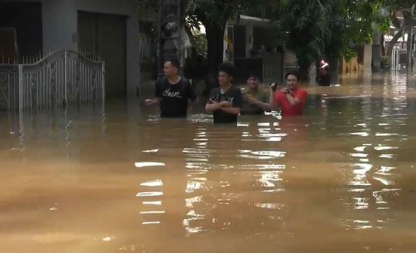 Warga kebanjiran di Bekasi, Rabu (26/2/2020) (Foto: iNews/Rahmat Hidayat)