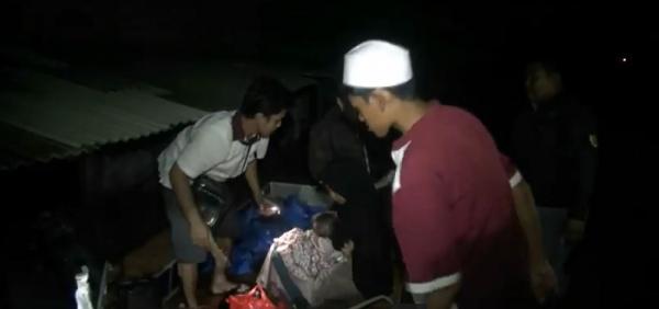 Evakuasi ibu dan bayi korban banjir di Karawang pada Rabu (26/2/2020) malam. (Foto: iNews.id/M. Fachruddin)