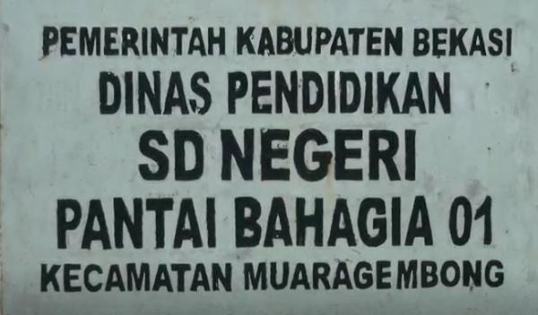 Papan nama SDN Pantai Bahagia Papan nama SDN Pantai Bahagia, Kamis (27/2/2020) (Foto: iNews/Aditya)