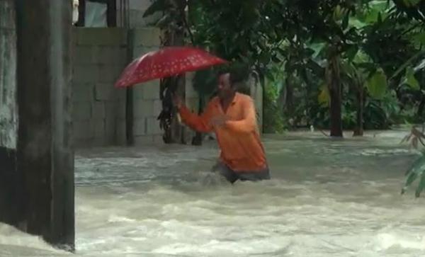 Warga menerjang banjir Warga menerjang banjir, Kamis (27/2/2020) (Foto: iNews/Aditya)