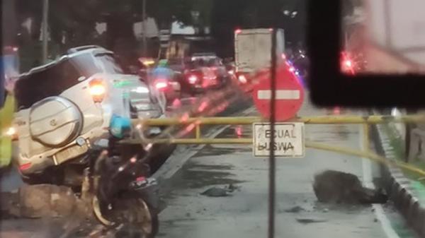 Kecelakaan Kecelakaan tunggal terjadi di kawasan Semanggi, Jakarta, Jumat (28/2/2020). (Foto: Istimewa).