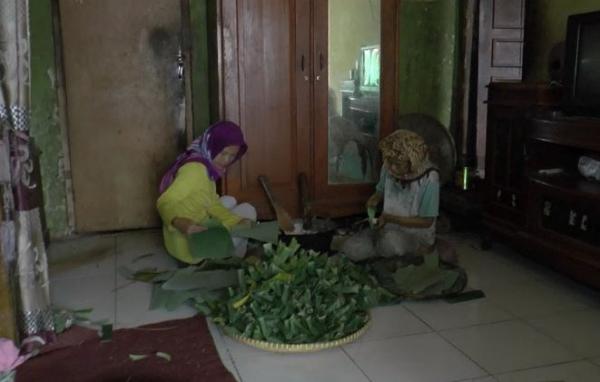 Kegiatan ibu Delis berjualan lontong Kegiatan ibu Delis berjualan lontong, Jumat (28/2/2020) (Foto: iNews/Asep Juhariyono)
