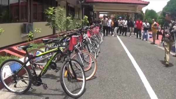 asn pencuri spesialis sepeda Puluhan sepeda curian ASN yang diamankan di Mapolres Sumenep, Madura, Jawa Timur, Sabtu (29/2/2020). (Foto: iNews/Abdul Rahem)