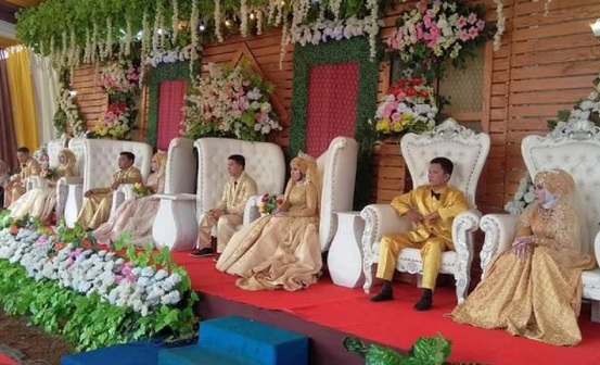 Empat pasangan pengantin terdiri atas ibu bersama tiga putrinya melangsungkan resepsi pernikahan bareng di lapangan bola Rajadesa, Ciamis. (Foto: istimewa)